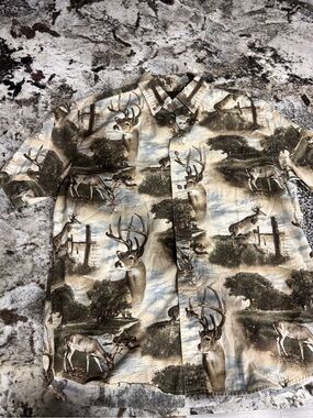 Short-Sleeve Deer Scene Button-Down Shirt in Beige/Brown